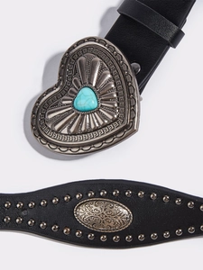 Dettaglio della fibbia per cintura western boho con pietra turchese e borchie