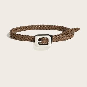 Fine ceinture tressée marron pour femme avec boucle carrée en argent poli