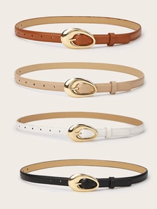 Détail de quatre ceintures fines en cuir marron, beige, blanc et noir avec boucles dorées