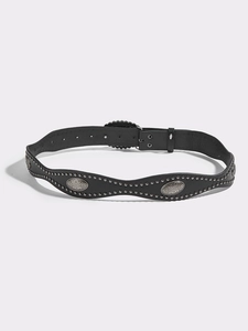 Dettaglio cintura nera a onde con borchie argentate e piastre metalliche a fiori