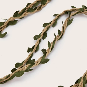 Boho-Gürtel aus geflochtenem Leinen mit grünen Blättern als modisches Accessoire für Damen