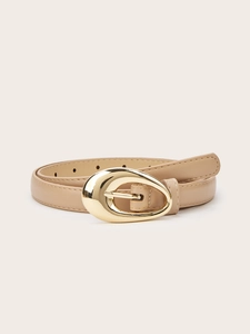 Gros plan sur une ceinture en cuir beige avec boucle ovale dorée brillante sur fond uni
