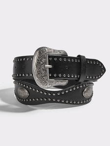 Dettaglio cintura western con borchie argento e fibbia con incisioni floreali vintage