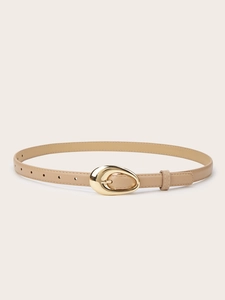 Détail d'une ceinture en cuir camel élégante avec une boucle goutte dorée polie raffinée
