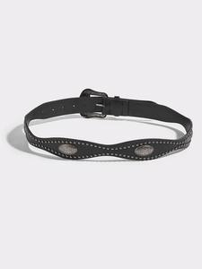 Dettaglio cintura in pelle punk con borchie argentate e inserti metallici con rilievi