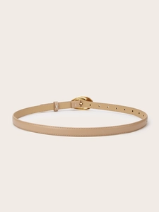 Détail d'une ceinture fine en cuir beige avec boucle ovale dorée et coutures précises