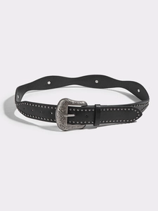 Dettaglio cintura punk con fibbia floreale argentata e borchie su pelle nera stile western