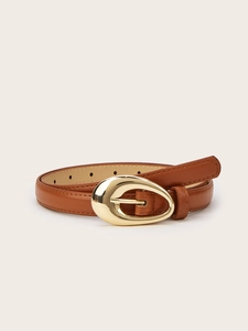 Détail d'une fine ceinture en cuir marron avec une boucle ovale en métal doré poli