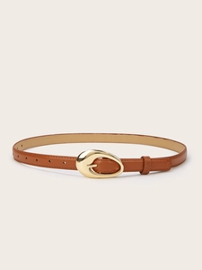 Gros plan sur une ceinture en cuir marron avec une boucle ovale dorée polie sur fond beige