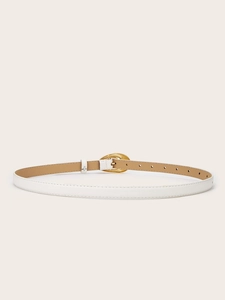 Détails d'une ceinture fine en cuir blanc avec une boucle dorée polie en forme de goutte