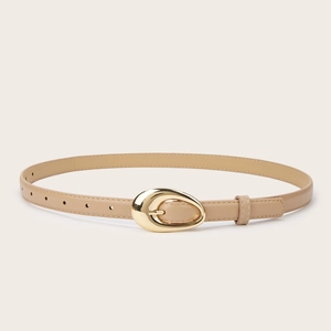Ceinture femme minimaliste en cuir beige avec une élégante boucle ovale dorée brillante
