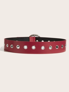 Dettaglio della cintura punk in pelle rossa con occhielli argento e fibbia in metallo