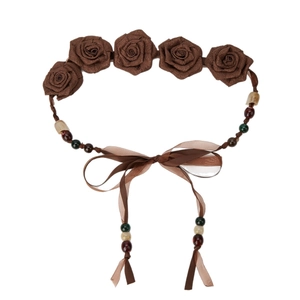 Fascia bohémien etnica con rose di stoffa marroni, perline colorate e nastri in raso