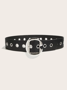 Dettaglio cintura punk in pelle nera con occhielli argentati e fibbia a forma di C lucida