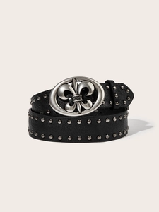 Detail eines schwarzen Punk-Ledergürtels mit zwei Reihen Silbernieten und Fleur-de-lis-Schnalle