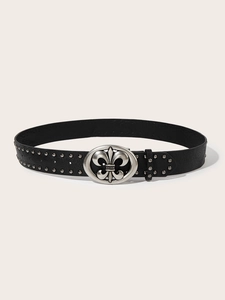 Detailansicht eines schwarzen Punk-Gürtels mit Silbernieten und Fleur-de-Lis-Schnalle