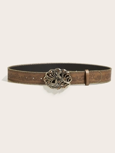 Détail de ceinture en cuir gaufré floral avec clous et boucle papillon rétro ciselée