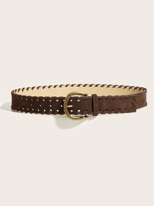 Dettaglio cintura in pelle scamosciata marrone con bordi intrecciati e fibbia oro