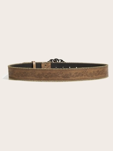 Détail d'une ceinture punk marron avec motifs floraux et rivets métalliques dorés