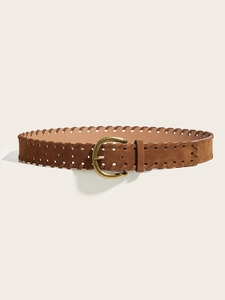 Dettaglio della cintura vintage in pelle marrone con motivo intrecciato e fibbia oro