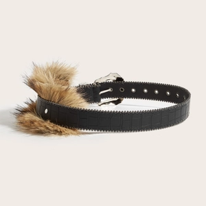 Ceinture en faux cuir crocodile avec boucle argentée et pendentif en fausse fourrure brune