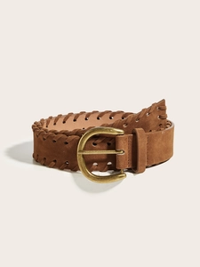 Dettaglio di cintura in pelle scamosciata marrone con bordo intrecciato e fibbia