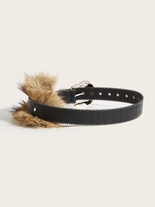 Vue détaillée de la ceinture en cuir crocodile avec fausse fourrure et boucle argentée