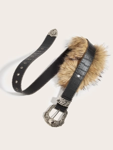 Vue détaillée d'une ceinture noire crocodile avec boucle argentée et fausse fourrure