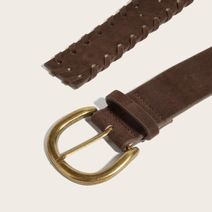 Cintura vintage in pelle intrecciata testa di moro con fibbia in ottone su bianco