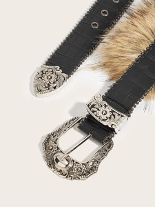 Détail d'une ceinture en cuir croco avec boucles florales vintage et garniture en fourrure