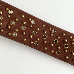 Ceinture vintage en daim marron avec oeillets creux et rivets au style bohème