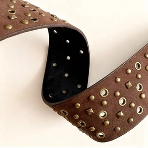 Ceinture vintage en cuir PU marron avec clous métalliques décoratifs et œillets creux