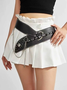 Détail de la ceinture punk noire avec chaînes en argent et boucle en forme de lune