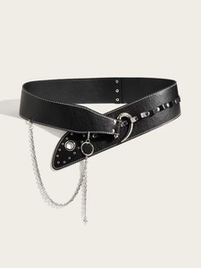 Détail d'une large ceinture corset noire avec œillets argentés et chaînes métalliques déco