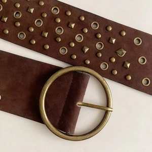 Ceinture vintage en daim marron avec boucle ronde et clous en bronze antique