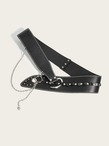 Détail de la ceinture corset punk noire avec rivets argentés, chaîne et pendentif cœur