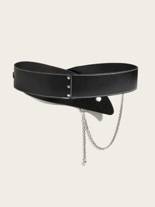 Détail d'une ceinture large en cuir noir avec surpiqûres blanches, clous et chaîne en métal