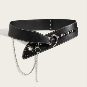 Détail d'une ceinture corset en cuir noir punk avec œillets argentés, chaîne et boucle