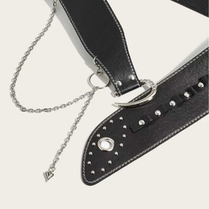 Ceinture noire rétro en cuir avec rivets métalliques et chaîne pendentif coeur