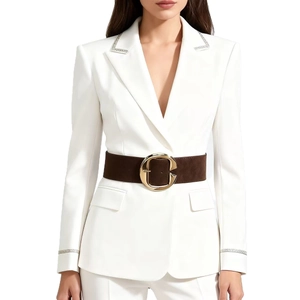 Ceinture large marron vintage avec boucle ronde dorée sur un blazer blanc chic