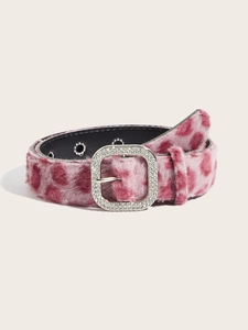 Detailansicht eines rosa Leoparden-Plüschgürtels mit funkelnder Strass-Viereckschnalle