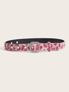 Detail eines rosa Plüschgürtels mit Leopardenmuster, Strass-Schnalle und Metallösen
