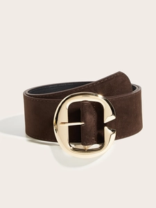 Vue detaillee d une large ceinture en daim marron fonce avec boucle doree en forme de C
