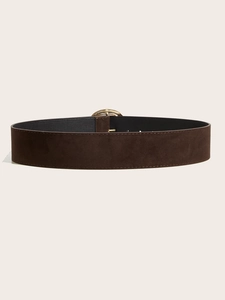 Détail d'une large ceinture en daim marron avec boucle dorée texturée de style vintage