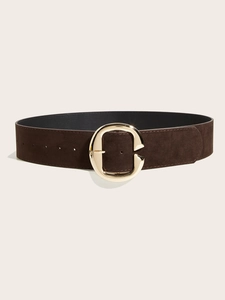 Détail de la ceinture en daim marron foncé avec boucle métallique dorée en forme de C