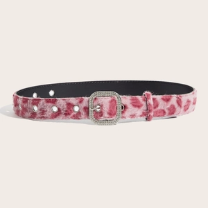 Detail eines rosa Leoparden-Plüschgürtels mit Strass-Schnalle und Metall-Ösen für Damen