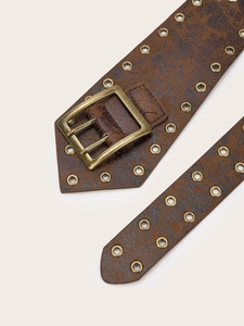Detailansicht eines braunen Vintage-PU-Ledergürtels mit Doppelschnalle und Metallösen