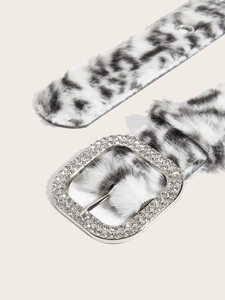 Detail eines Pelzgürtels mit Leopardenmuster und funkelnder Schnalle mit Strasssteinen