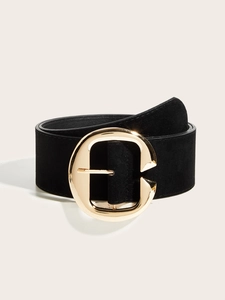 Détail d'une large ceinture en daim noir avec boucle dorée polie en forme de C