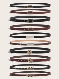 Gros plan de fines ceintures en cuir avec boucles vintage en noir et marron rouge